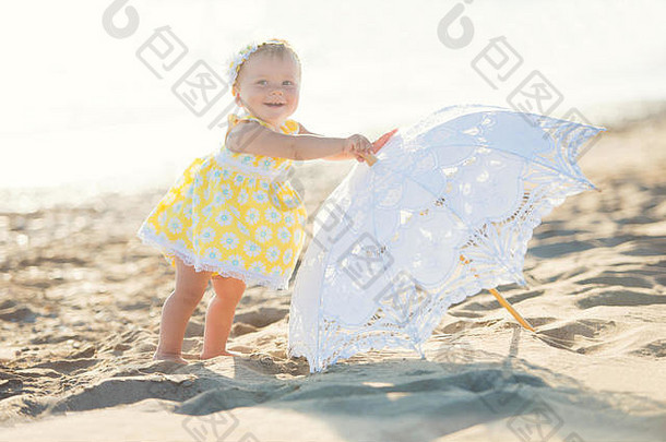 可爱的女孩海滩伞
