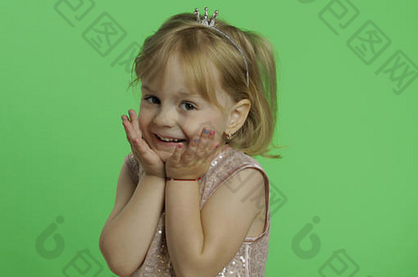 女孩光滑的衣服皇冠头快乐漂亮的孩子一年金发女郎女孩使脸微笑的地方标志文本绿色屏幕浓度关键