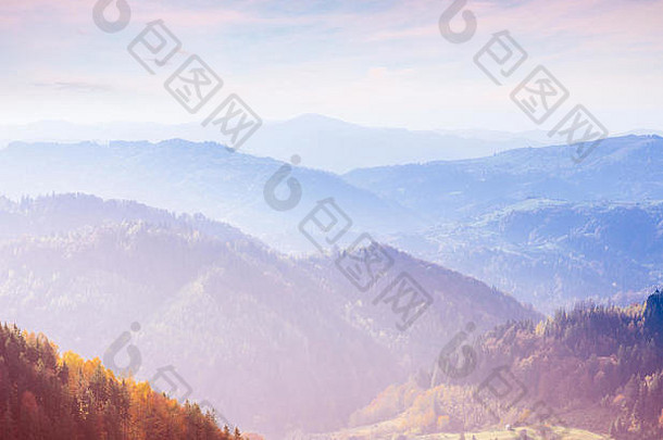 喀尔巴阡山脉的山脉在秋季。