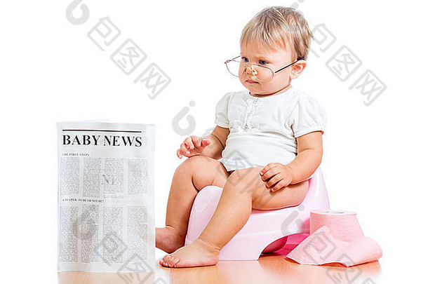 有趣的小女孩在Chamberbot上看报纸