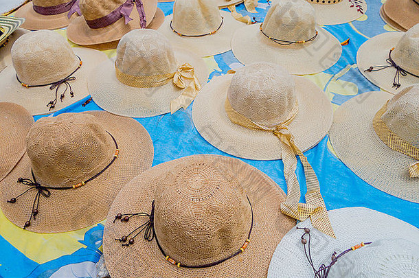 哥伦比亚最重要的民间庆祝活动——哥伦比亚巴兰基拉狂欢节上，街头小贩为哥伦比亚传统多彩的稻草夏日沙滩女帽