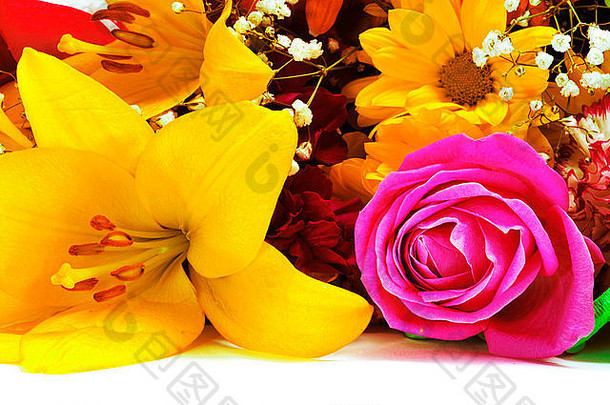 用不同的花朵，如玫瑰、雏菊和百合花对花束进行特写