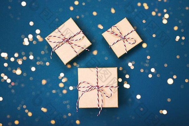 简约圣诞节礼物包装蓝色的背景平躺快乐圣诞节一年冬天浪费概念