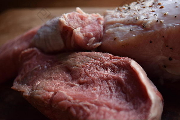 木板上未煮熟的大块肉
