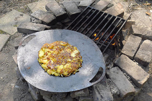花园煮熟的patato煎蛋卷烤开放火