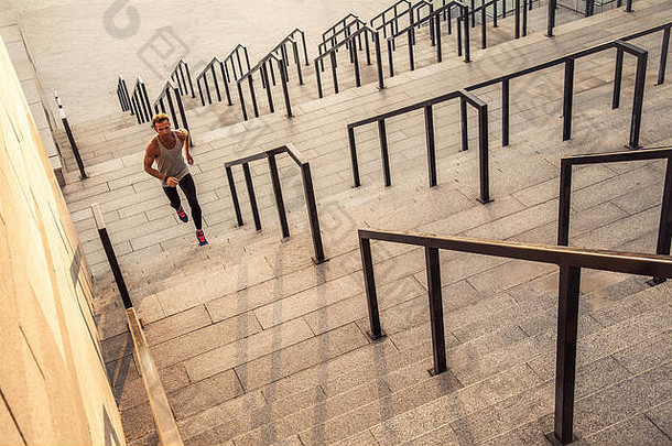 健身，运动，锻炼和人们健康的生活方式的概念-<strong>男</strong>人跑在城市的楼上。