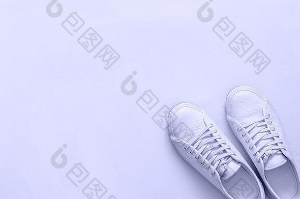 白色皮革运动鞋白色背景一对时尚时尚的白色体育运动鞋子运动鞋复制空间文本设计开销拍摄白色运动鞋单色前视图平躺