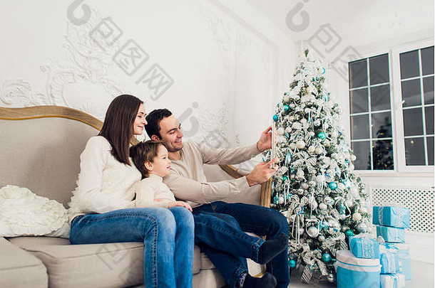 圣诞节、节日、科技与人的概念-带平板电脑的微笑家庭在家自拍