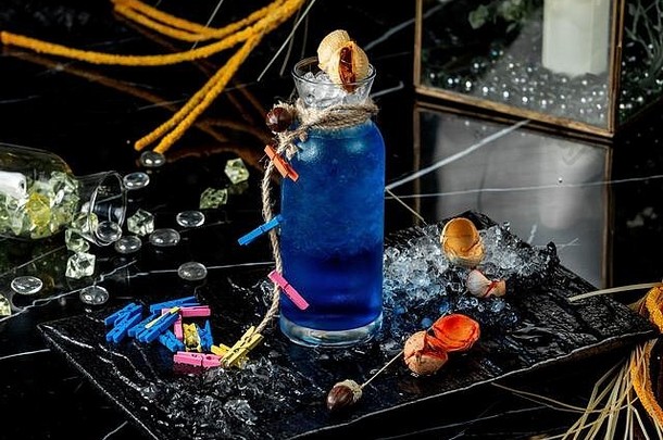 玻璃瓶蓝色的环礁湖装饰绳子色彩鲜艳的衣夹