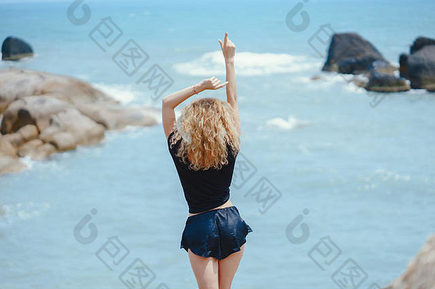 金发女郎女孩练习瑜伽海滩