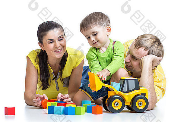孩子和父母玩积木游戏