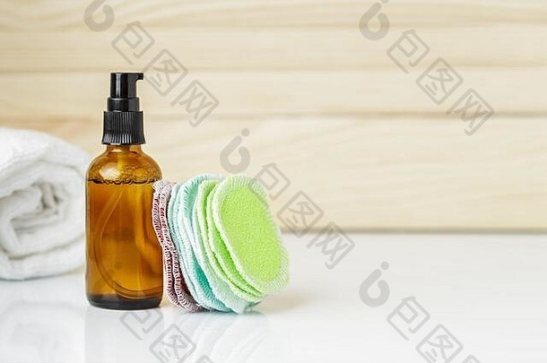 可重复使用的圆形和玻璃瓶洗面奶或爽肤水。布眼面部卸妆垫。可持续零废物生活理念