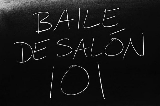 黑板上用粉笔写着Baile De Salón 101