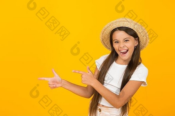 夏天快乐孩子指出黄色的背景女孩指出手势指数手指指出指出广告夏天假期假期复制空间