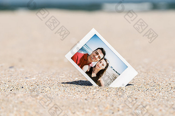 <strong>即时</strong>照片年轻的夫妇海滩