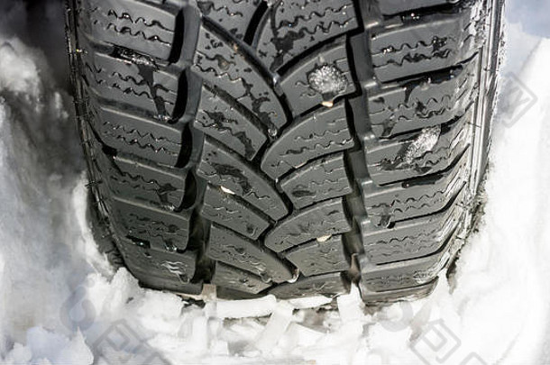 汽车轮胎在雪地上行驶。冬季驾驶条件。
