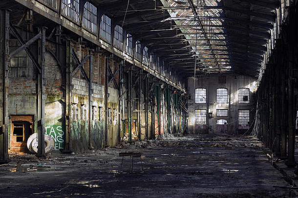废弃的玻璃工业大厅。