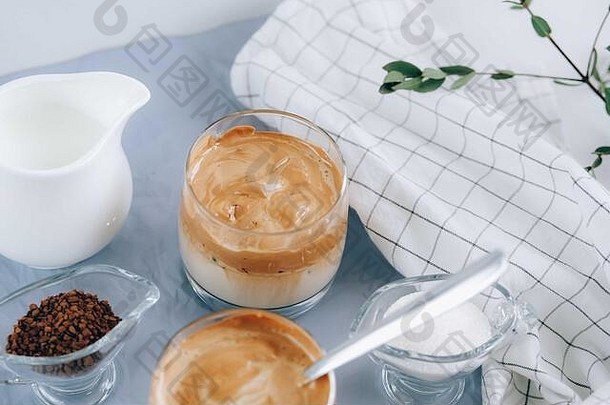 韩国时尚的dalgona咖啡，蓬松的奶油搅打饮料。