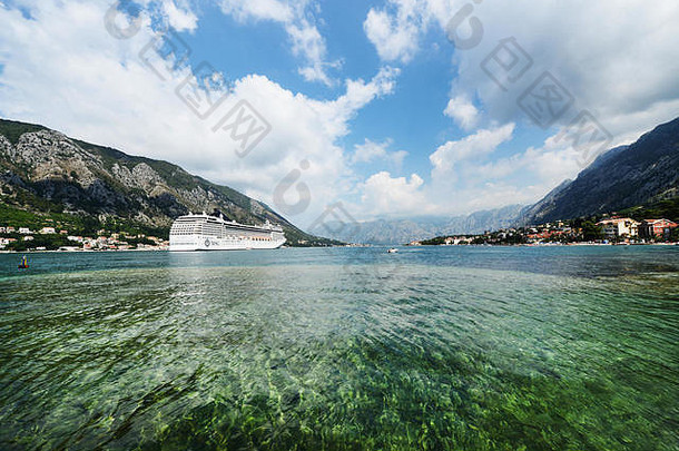 大巡航船肮脏的湾黑山共和国