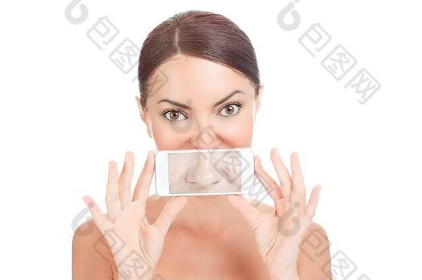 鼻子手术后的美女在手机屏幕上展示了她手术前的鼻子，白色背景上有一个单独的切口。拉丁美洲混血儿