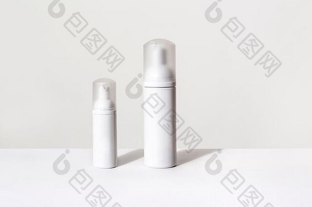 两个白色背景的大大小小的化妆品喷雾瓶
