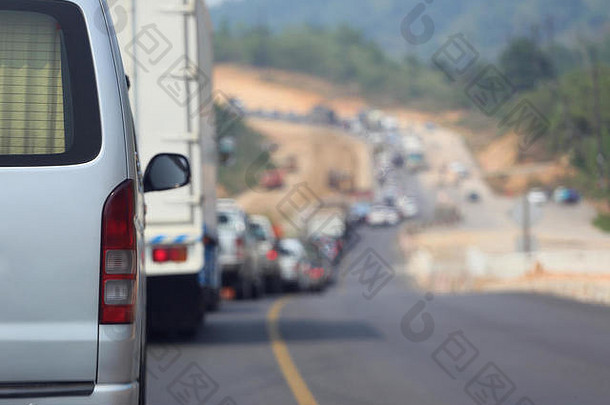 泰国尚塔布里公路建设导致道路交通堵塞。