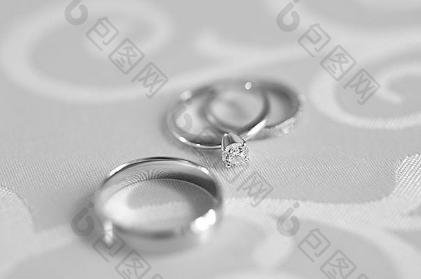 环订婚钻石婚礼环表格前黑色的白色照片