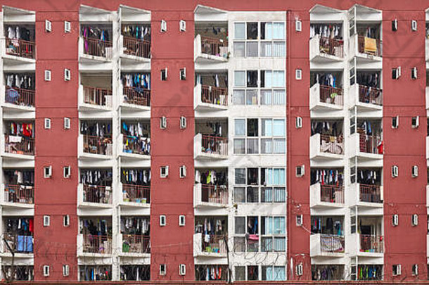 在阳台上晾晒衣物的住宅公寓楼，成都，中国。