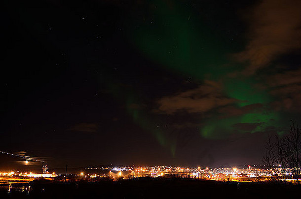 深秋之夜，北极城市特罗姆索上空美丽的北极光