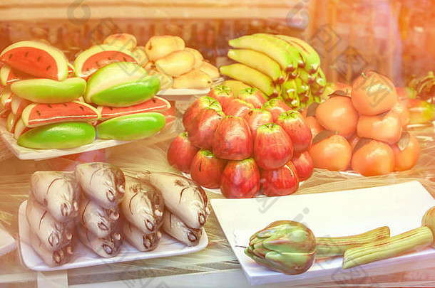 水果和鱼形状的杏仁饼糕点。典型的西西里人。水平框架。