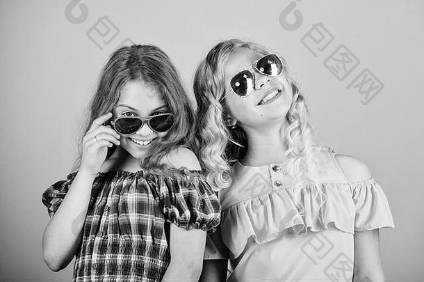 光学商店可爱的小孩子们时尚女孩女孩长卷曲的头发穿太阳镜太阳镜夏天附件夏天趋势时尚达人保护眼睛健康买适当的太阳镜