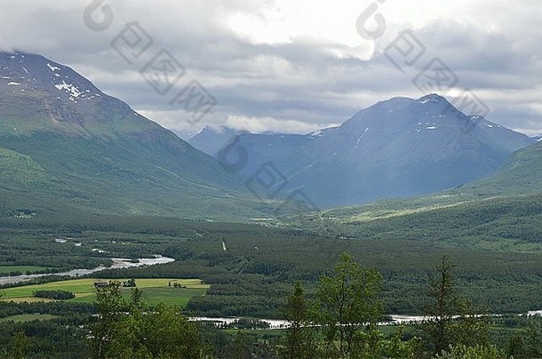 雄伟的河山绿色场景观<strong>小结</strong>算伦德豪格Troms直辖市夏季