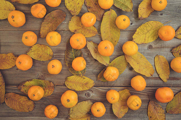 木桌上新鲜柑橘的平面视图-秋季概念