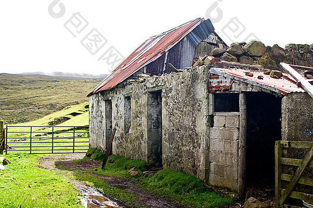 苏格兰斯凯岛格伦代尔一处牧场旁的老拉姆沙克腐朽小屋