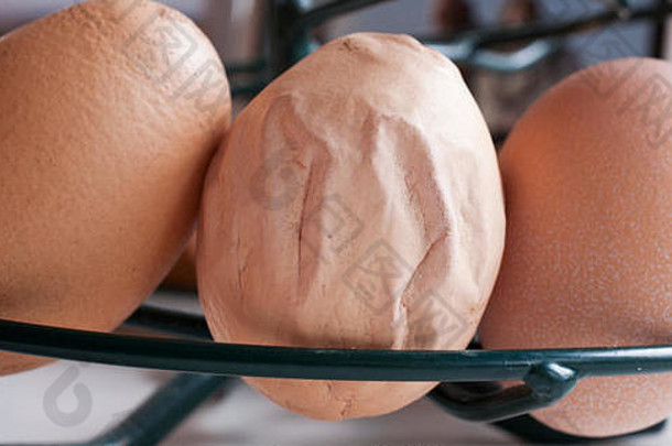 鸡蛋有各种形状和大小。