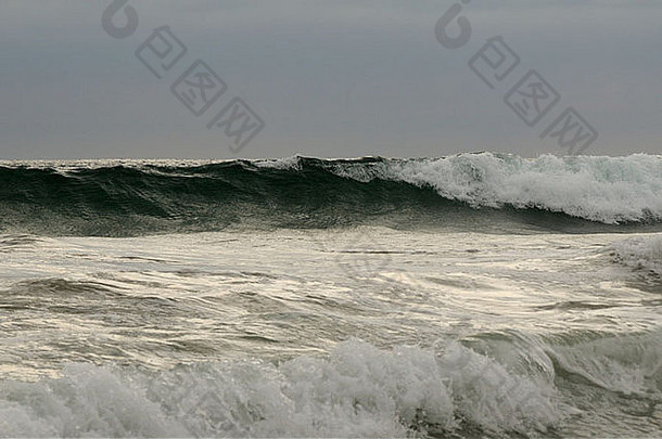 哥斯达黎加冲浪的巨浪