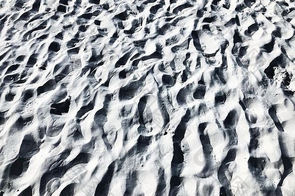 沉重地走在佛罗里达州清水海滩的白色沙滩上