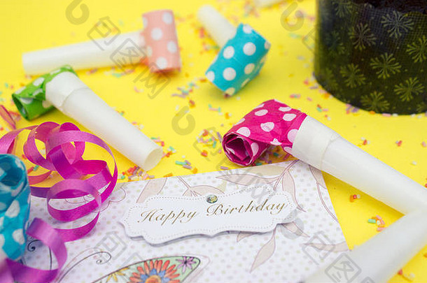 黄色背景上的派对号角（口哨）和生日快乐卡