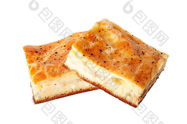 两块美味的鳟鱼馅饼，隔着一层白色