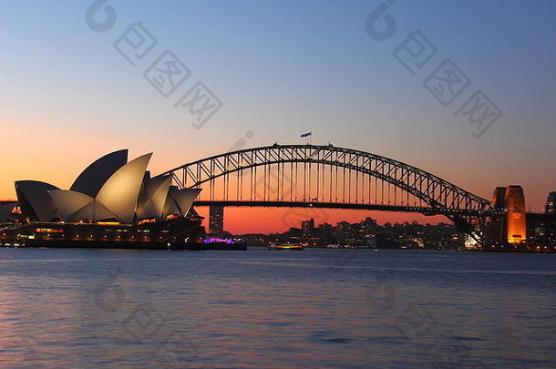 日落时的悉尼歌剧院和海港大桥