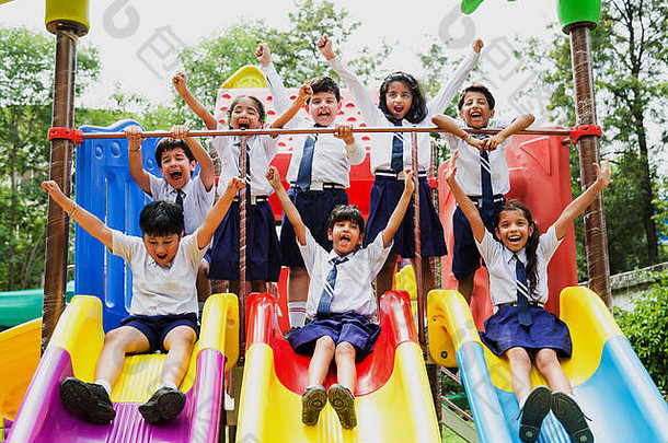 小组学校的孩子们学生朋友们在公园里玩得很开心