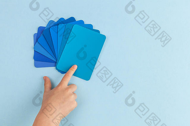 孩子的手指出颜色样品卡片色调蓝色的复制空间