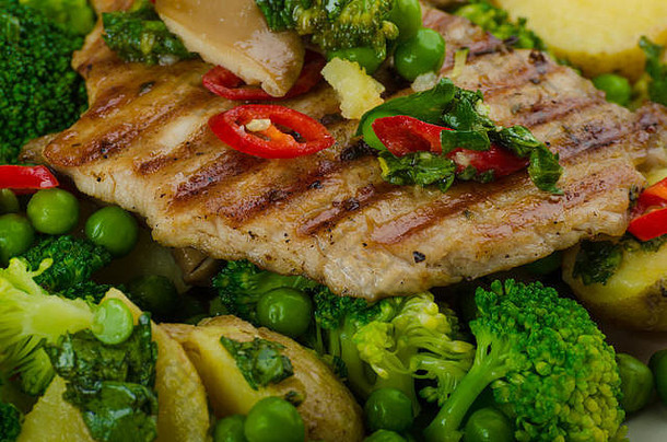 健康的猪肉埃斯卡洛佩超级绿色西兰花豌豆猪肉土豆