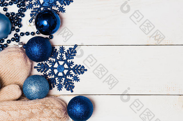 圣诞<strong>装饰</strong>品、蓝色球、星星和连指手套的组合，木质白色背景，带有空间。冬季、新年、假日和<strong>装饰</strong>公司