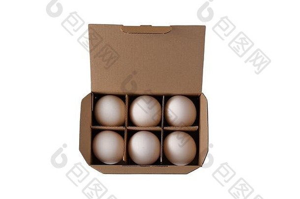 生鸡蛋装在白色背景上隔离的棕色纸板箱中。鸡蛋特写视图。