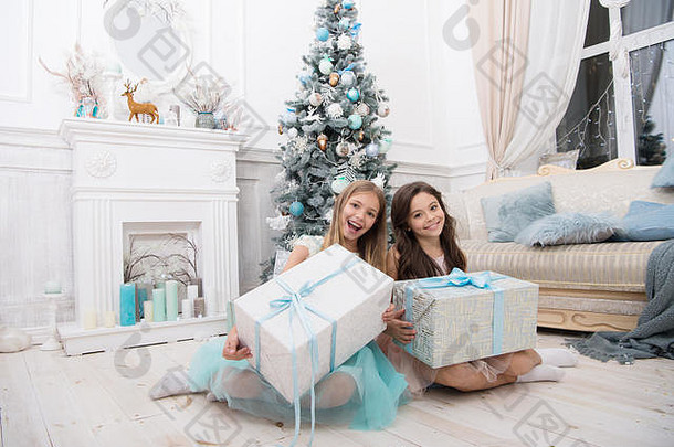 可爱的孩子们女孩圣诞节现在快乐女孩姐妹庆祝冬天假期圣诞节时间快乐一年交付圣诞节礼物家庭假期快乐圣诞节