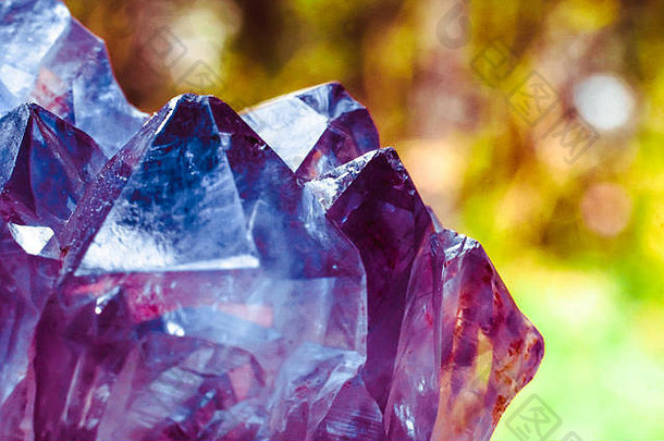 水晶石宏观矿物表面，紫色粗紫水晶石英晶体