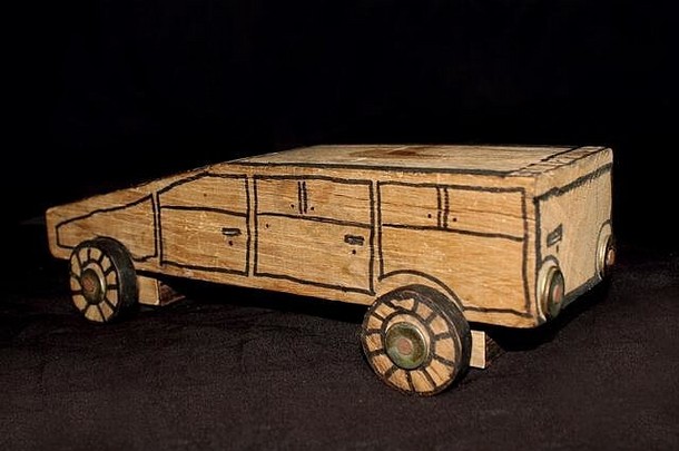 手工制作的木车玩具孩子们孤立的黑色的背景