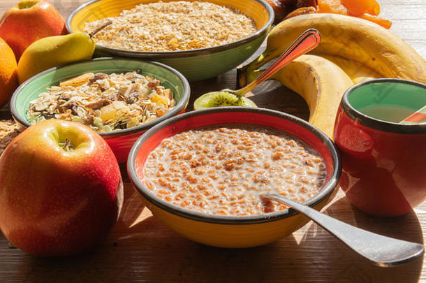 饮食观念，苹果和牛奶碗，谷物，健康饮食