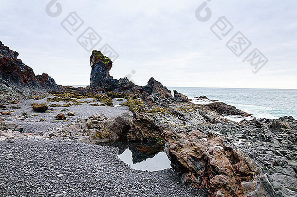 带有黑色熔岩的冰岛海滩，斯内费尔斯半岛，冰岛